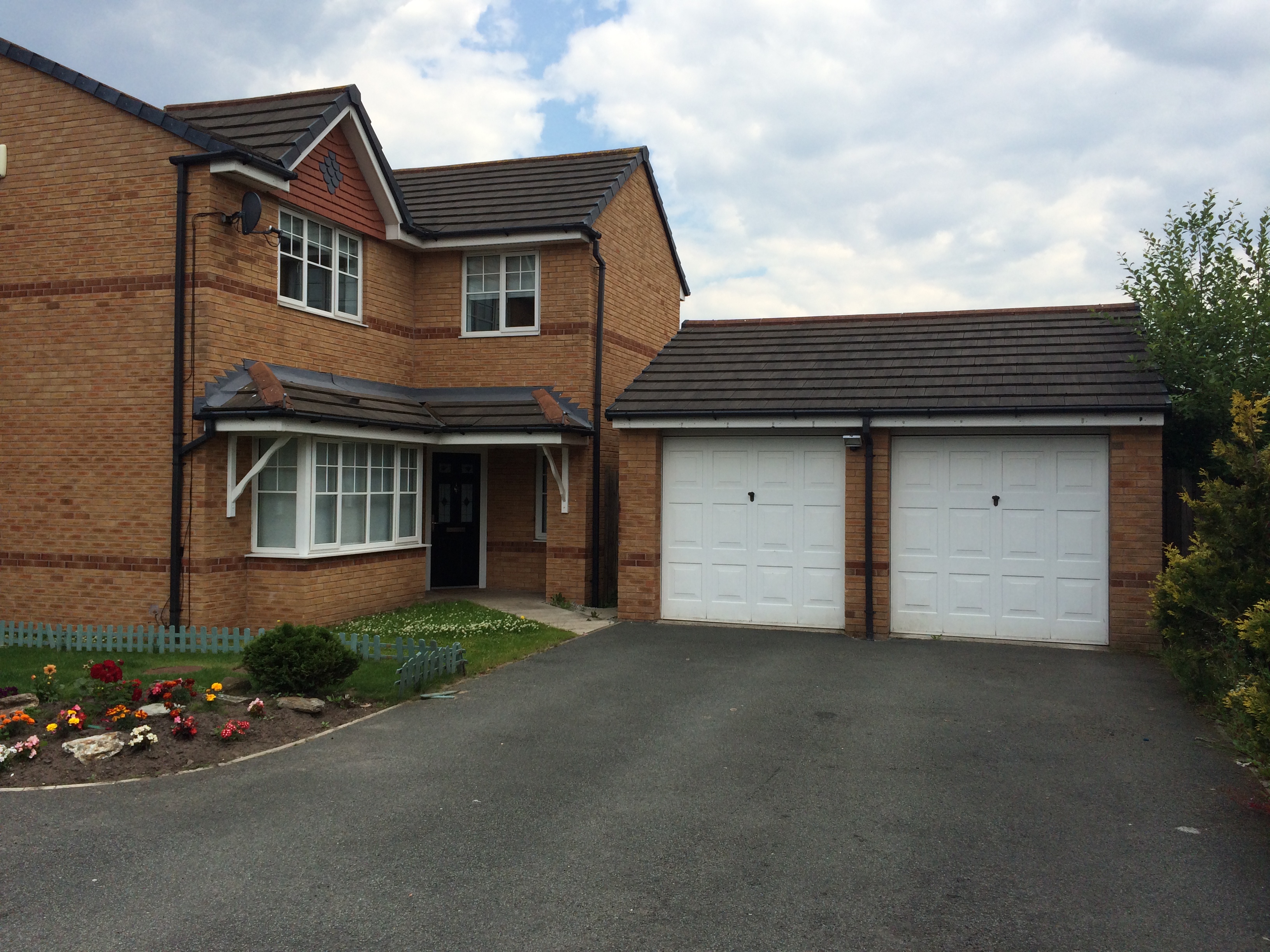 4 bed detached house with 3 lounges double garage L32 